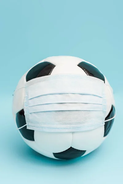 Ballon Football Masque Médical Sur Bleu — Photo