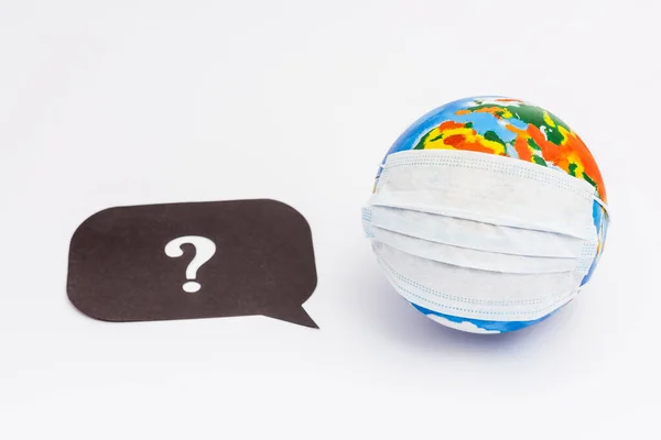 Konuşma Balonunun Yanında Tıbbi Maskeli Bir Dünya Beyaz Üzerinde Soru — Stok fotoğraf