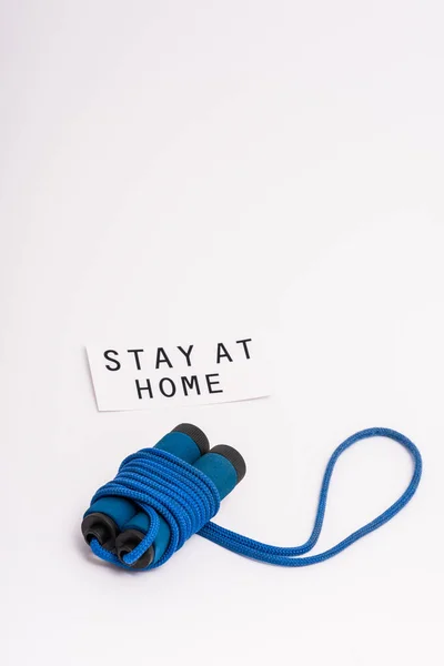 Azul Pulando Corda Perto Papel Com Estadia Casa Lettering Branco — Fotografia de Stock