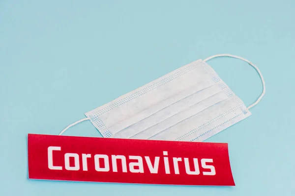 Vista Ángulo Alto Máscara Médica Cerca Tarjeta Con Letras Coronavirus — Foto de Stock