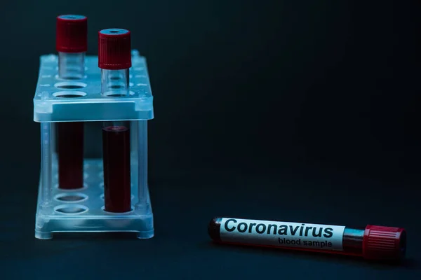 Coronavirus Kan Örneği Test Tüpü Rafının Yanında Tüpleri Koyu Renk — Stok fotoğraf