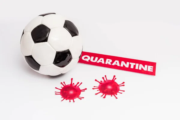 Ballon de football près du papier avec lettrage de quarantaine et virus dessiné sur blanc — Photo de stock