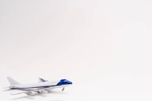 Avión de juguete pequeño en blanco con espacio de copia - foto de stock