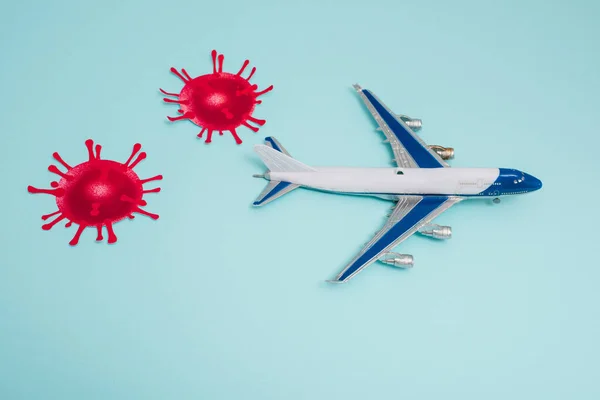 Vista de alto ángulo del juguete con moléculas decorativas de coronavirus en azul - foto de stock