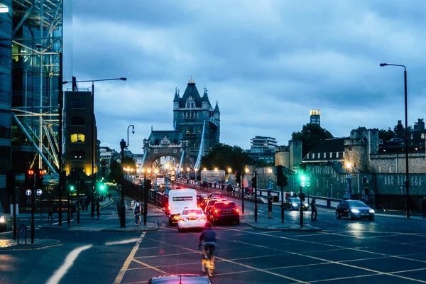 Πύργος γέφυρα στο Λονδίνο ένα βροχερό βράδυ — Φωτογραφία Αρχείου