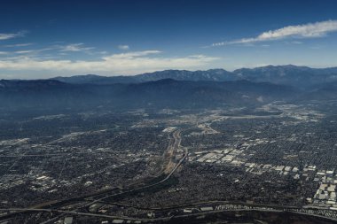 Güzel manzara Los Angeles 'ın banliyölerine yaklaşıyor.