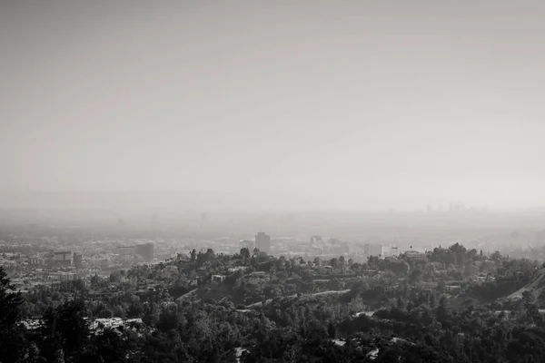 ラダウンタウンのパノラマビューの黒と白の写真 — ストック写真