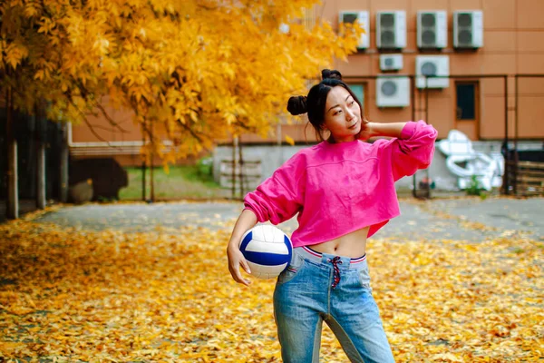 Retrato Menina Asiática Nova Com Uma Bola Cesto Parque Outono — Fotografia de Stock