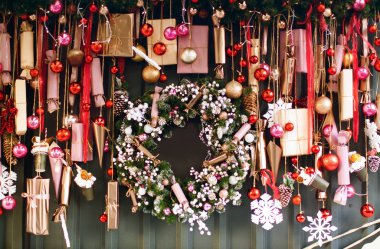 Noel dekorunu kendi elleriyle yaptılar. Tatil için Noel çelengi. Yeni yıl kutlaması. 