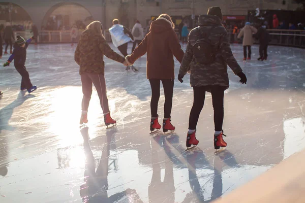 Füße Verschiedener Menschen Die Auf Der Eisbahn Schlittschuh Laufen Hobbys — Stockfoto