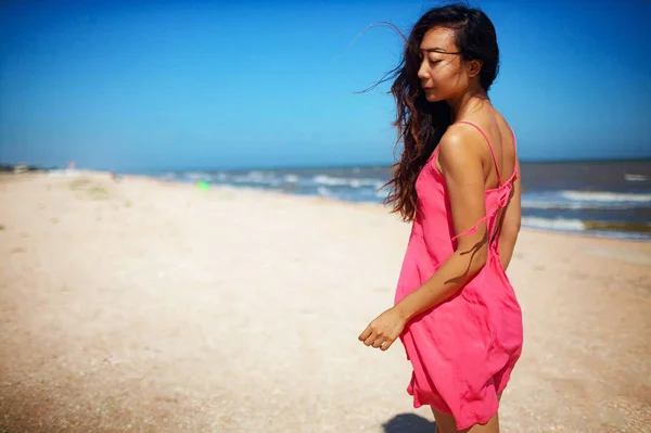 Genç Asyalı Kadın Sahilde Duruyor Pembe Elbiseli Güzel Bir Kadın — Stok fotoğraf