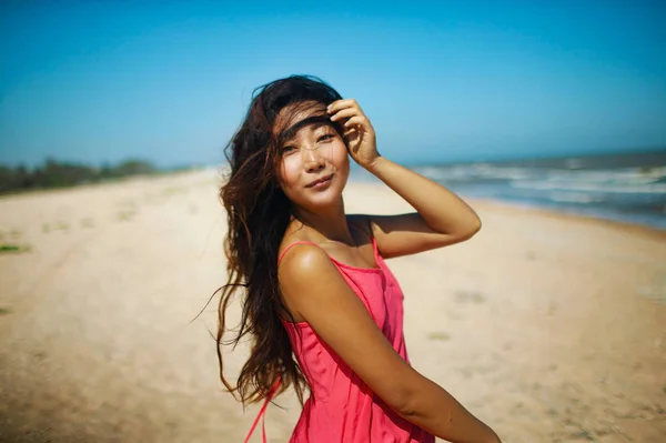 Jovem Mulher Asiática Praia Bela Jovem Mulher Vestido Rosa Andando — Fotografia de Stock