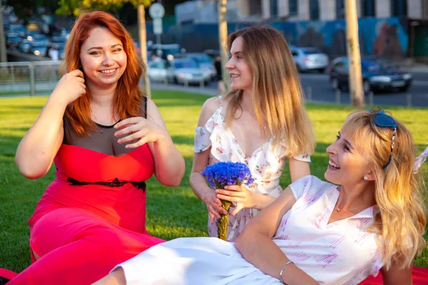Mujeres Jóvenes Felices Riendo Juntas Ciudad Primavera — Foto de Stock