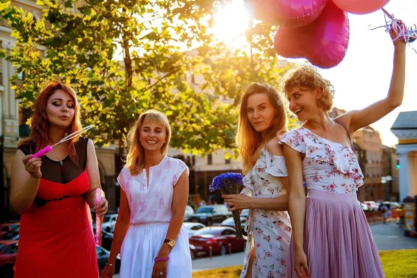 Cuatro Mujeres Alegres Hermosas Caminan Cogidas Mano Ciudad Primavera — Foto de Stock
