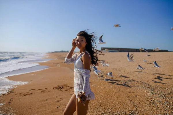 Kumsalda Kuşlar Arasında Koşan Mutlu Asyalı Kadın — Stok fotoğraf