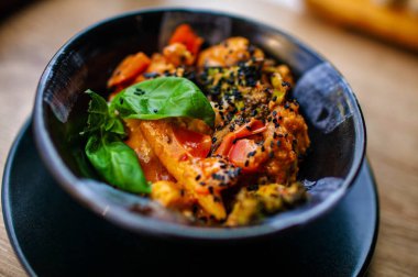 Tatlı ve biberli domuz eti, ekşi sos, izole edilmiş, Japon tarzı et..