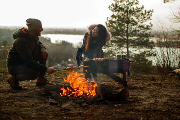 Romantic Couple Sitting Campsite Man Woman Sitting Log Campsite Bonfire — Stock Photo, Image