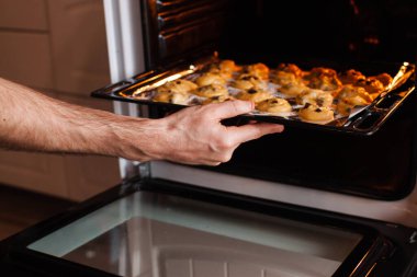 Ev yapımı bisküviler ve çikolatalar fırına gidiyor..