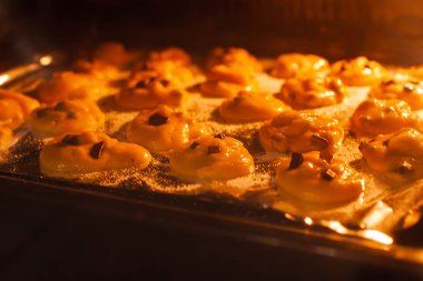 Ev yapımı bisküviler ve çikolatalar fırına gidiyor..