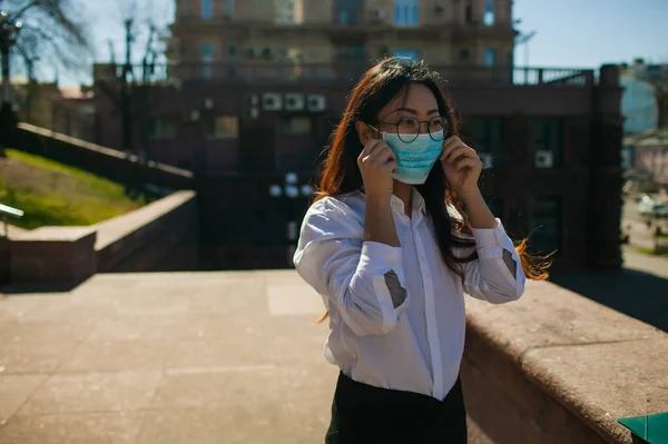 Asyalı İş Kadını Yüz Maskesi