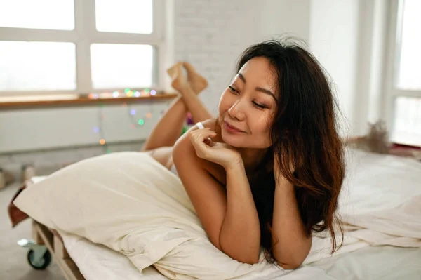 Mooie Jonge Aziatische Vrouw Ondergoed Ochtend Bed Thuis — Stockfoto