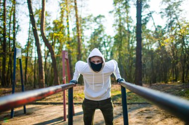 Coronavirus Krizi Sırasındaki Spor Yapmaya Çalışan Genç Adam Dünya 'yı Umutsuzluğa Düşürdü