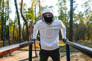 Coronavirus Krizi Sırasındaki Spor Yapmaya Çalışan Genç Adam Dünya 'yı Umutsuzluğa Düşürdü