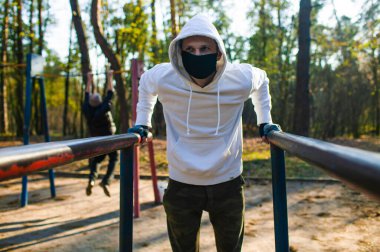 Coronavirus Krizi Sırasındaki Spor Yapmaya Çalışan Genç Adam Dünya 'yı Umutsuzluğa Düşürdü