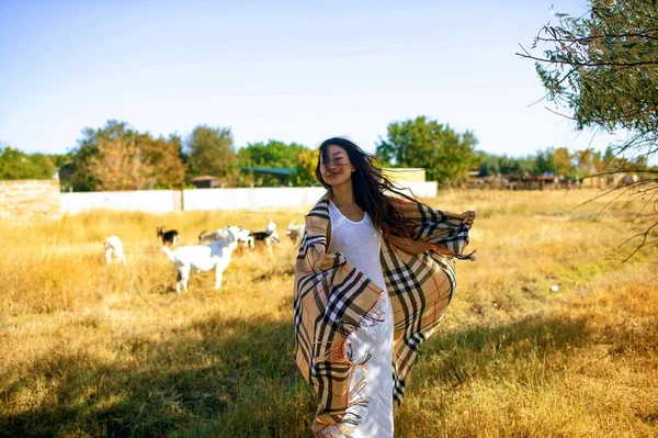 Gün Batımında Çayırda Keçileri Olan Mutlu Asyalı Kadın — Stok fotoğraf
