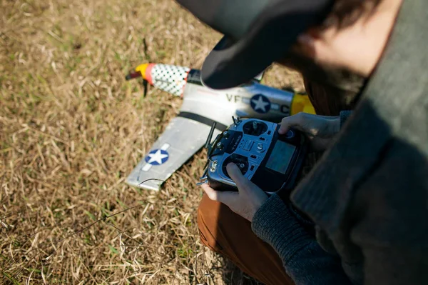Repülőgép Modellező Elindítja Saját Rádióvezérlésű Siklógépét — Stock Fotó