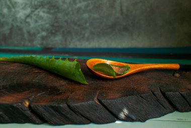 Taze Aloe Vera Leaf. Aloe Vera Krem ve Yaprak Kesikleri.