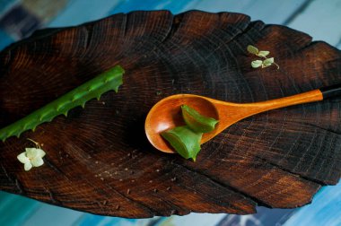 Aloe Vera Kırsal Ahşap Arkaplanda Bir Kaşığa Dilimle