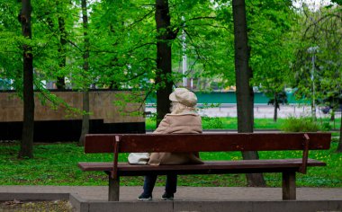Yaşlılık ve yalnızlık. Yaşlı bir kadın parkta bir bankta dinleniyor..
