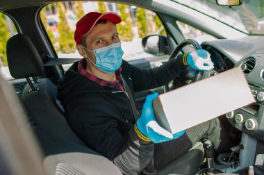 Erkek Teslimat İşçisi Karton Kutu Paketinde