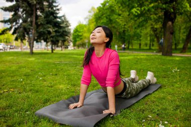 Egzersiz Kavramları. Parkta egzersiz yapan güzel bir kadın..