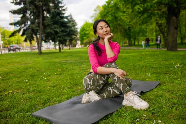 运动概念 一个美丽的女人在公园里锻炼 — 图库照片