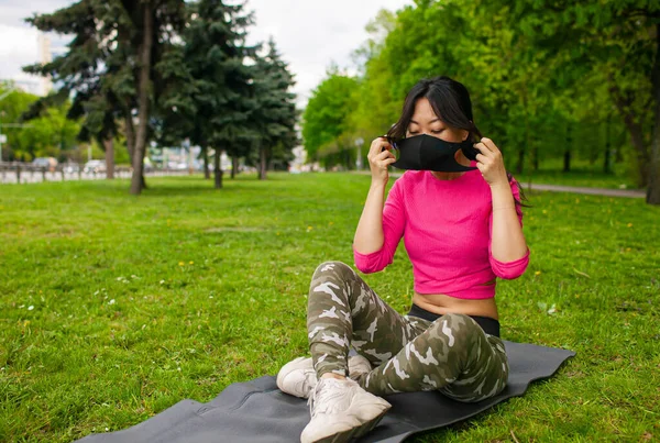 Full Längd Tonad Kvinna Som Gör Stretching Övning Parken Unga — Stockfoto