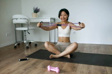 Genç Çekici Asyalı Kadın Evde Spor Yapıyor