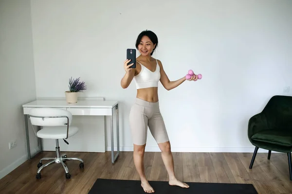 Fiatal Vonzó Ázsiai Blogger Csinál Fitness Gyakorlatok Otthon — Stock Fotó