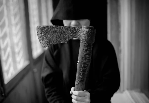 Dark Demon Black Hood Mit Einer Axt Der Tod Kommt — Stockfoto
