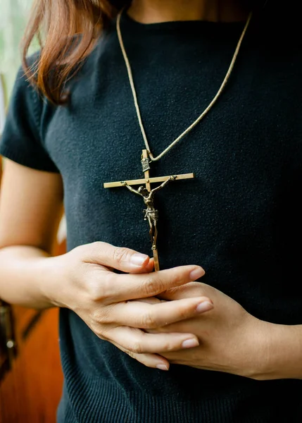 종교적 개념을 교차시키는 정교회 황금네크 십자가 — 스톡 사진