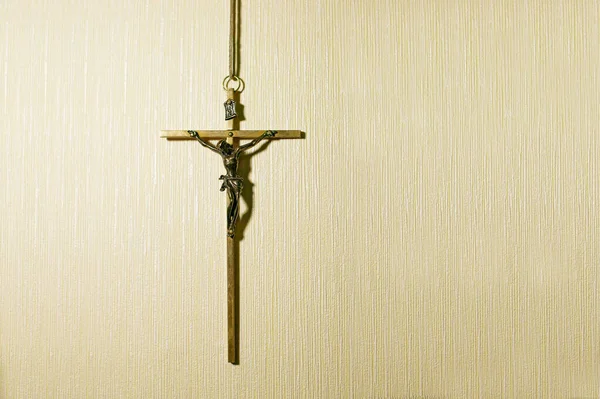 종교적 개념을 교차시키는 정교회 황금네크 십자가 — 스톡 사진