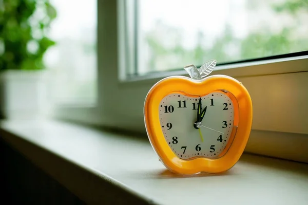 Reloj Despertador Amarillo Estilo Antiguo Alféizar Ventana — Foto de Stock