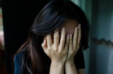 Büyük bir sorun ya da depresyon. Asyalı Kadın Depresyondan Acı Çekiyor.