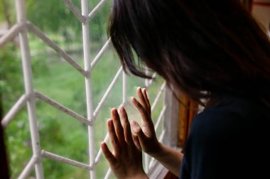 Büyük bir sorun ya da depresyon. Asyalı Kadın Depresyondan Acı Çekiyor.