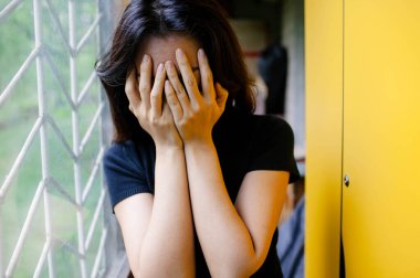 Büyük bir sorun ya da depresyon. Asyalı Kadın Depresyondan Acı Çekiyor.
