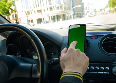 Adam telefonda harita uygulaması kullanıyor, telefon yeşil ekranı ayarlamak kolay.