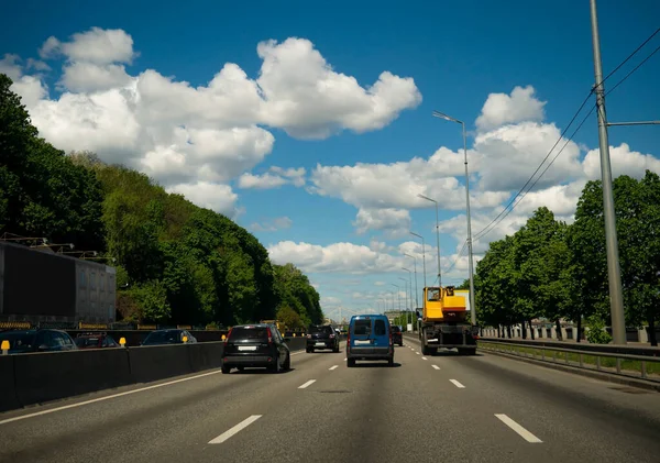 Widok Miasto Autostrady Niebieskim Niebem Kijów Ukraina — Zdjęcie stockowe