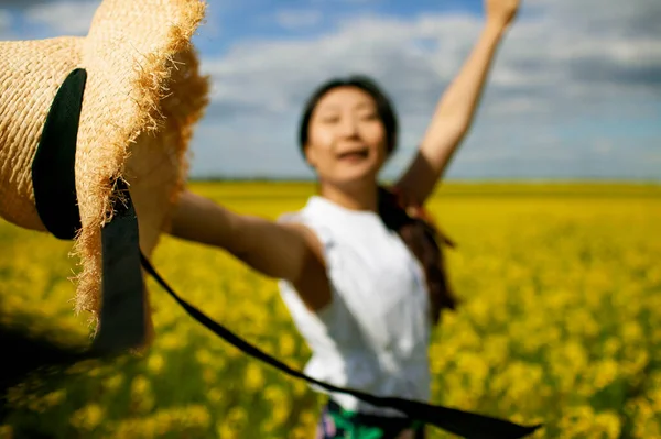 Feliz Asiática Mujer Levantando Manos Verano Flor Campo — Foto de Stock