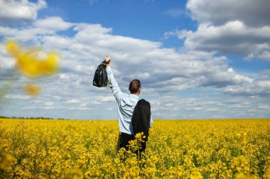 Evrak çantalı başarılı bir iş adamı Sahada Dörtnala Dans Ediyor. 